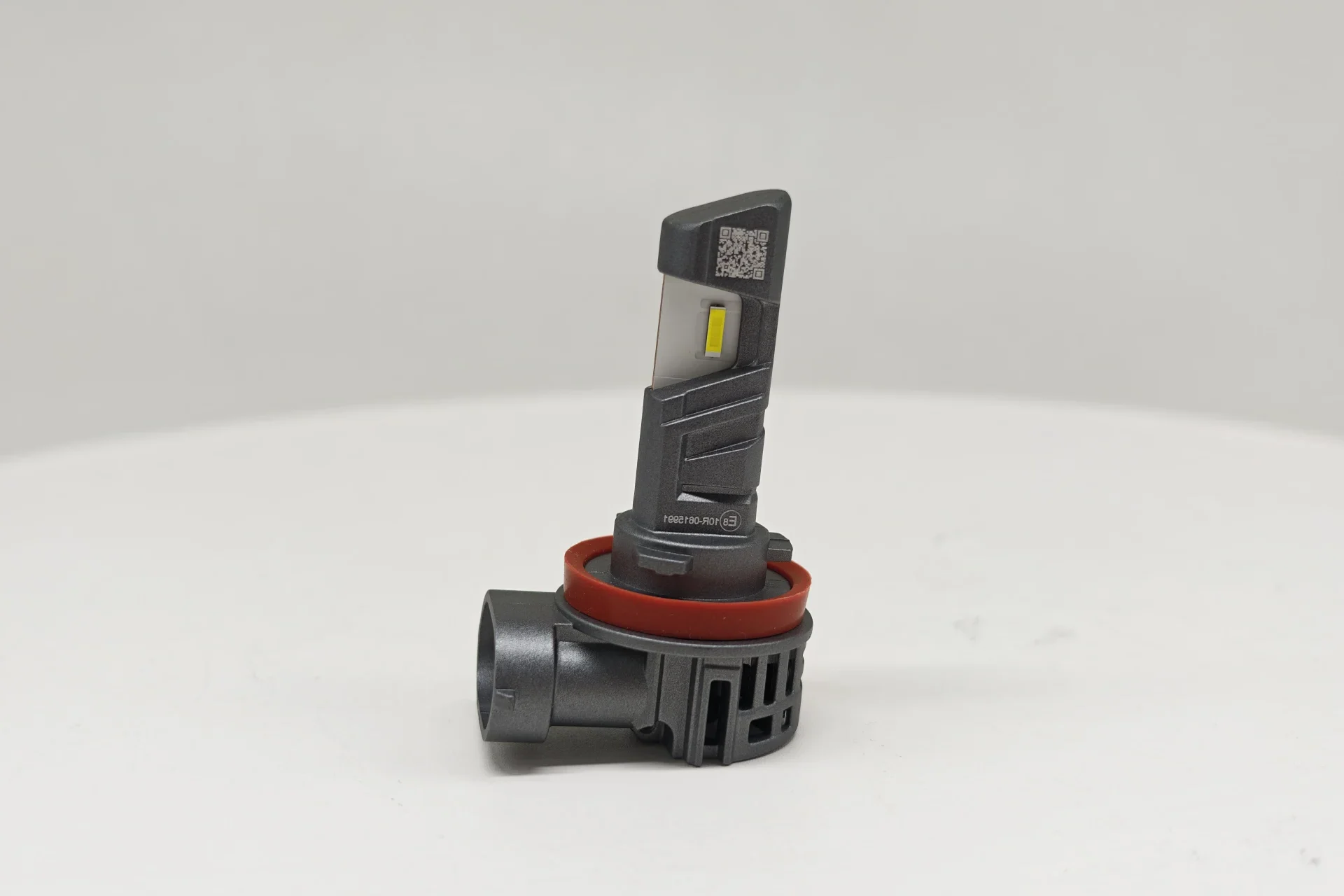 E4E H11 LEDr H11-specific PGJ19-2 interface and integrated lamp construction