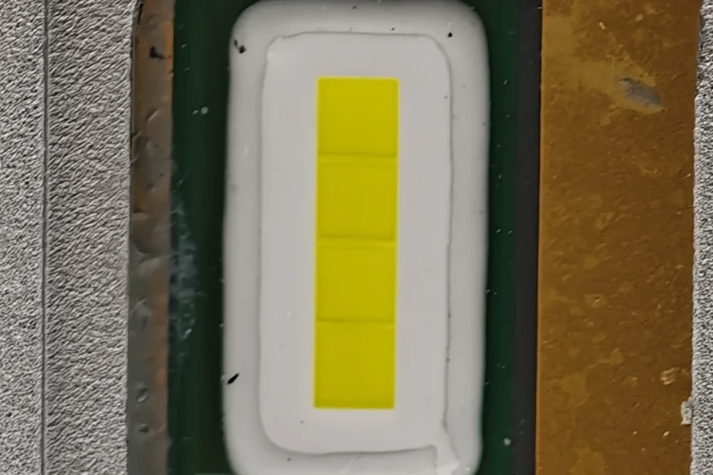 Continuous rectangular emitting window on the EB H11 LEDr