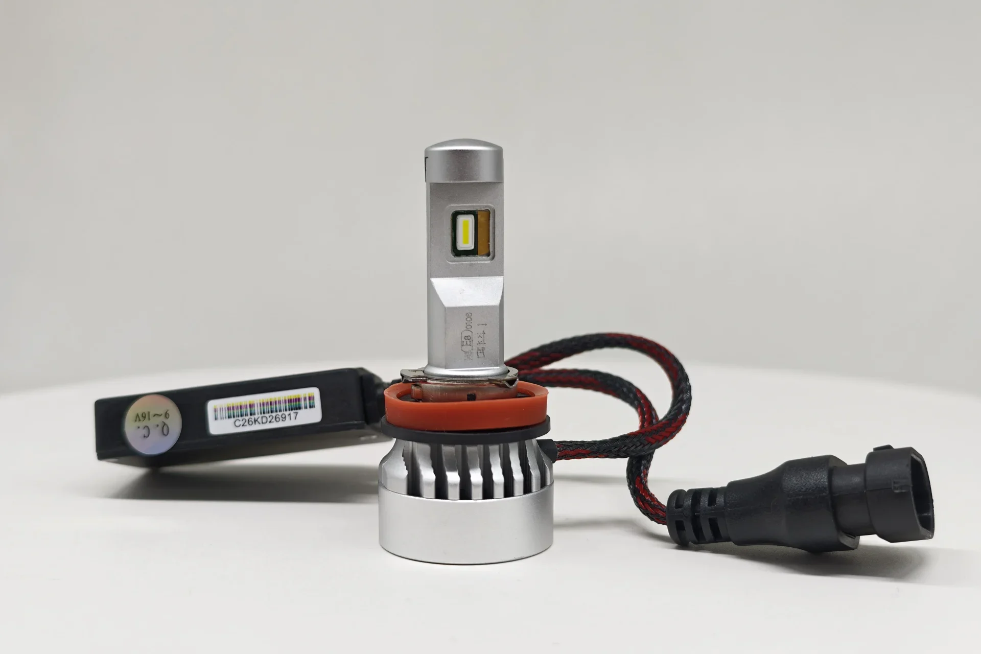 EB H11 LEDr H11-specific PGJ19-2 interface and lamp constructio